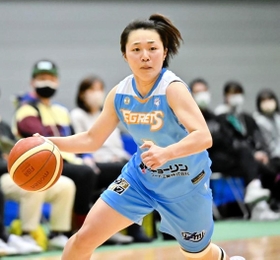 姫路-トヨタ紡織　後半、ドリブルで攻める姫路の文屋（姫路提供）