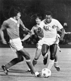 １９７６年９月、全日本選抜と対戦し、ゴール前に突進するニューヨーク・コスモスのペレさん（右）＝神戸市立中央球技場