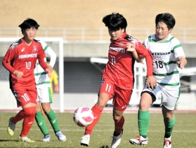 日ノ本－鳴門渦潮　前半、先制場面の起点になった日ノ本の林（１１）＝三木総合防災公園陸上競技場