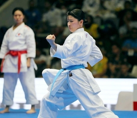 インドネシアであった国際大会シリーズＡで優勝を果たした東佐江子の演武＝２０２２年１１月（ＫＡＲＡＴＥＪＯＵＲＮＡＬ提供）