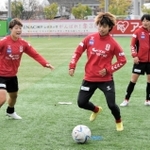 ４試合連続ゴールが期待されるＩＮＡＣ神戸のＦＷ田中（右から２人目）＝神戸市東灘区、神戸レディースフットボールセンター