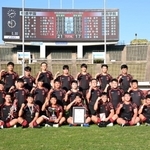 ２年連続４８度目の優勝を飾った報徳の選手たち＝１１月１２日、ユニバー記念競技場（撮影・坂井萌香）