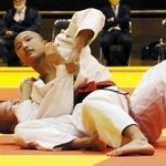 男子団体決勝・小野－望海　小野の中堅千葉（上）が背負い投げで一本を奪う