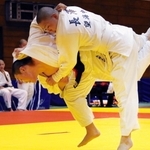 男子団体決勝・小野-望海　小野の副将高橋（左）が果敢に攻める