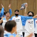 ３回戦・姫路-武庫川女大　後半、仲間の得点に喜ぶ姫路メンバー