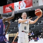 ３回戦・姫路-武庫川女大　第２クオーター、シュートを放つ姫路の白崎（右）