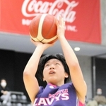 ３回戦・姫路-武庫川女大　第１クオーター、シュートを放つ武庫川女大の若林