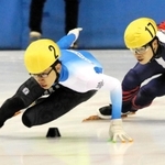 選手権男子１０００メートル決勝で渕上結太（右）をインから抜いて先頭に立つ松林佑倭