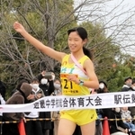 ２連覇を飾り、右手を上げてフィニッシュする稲美のアンカー吉川陽菜＝奈良県橿原市運動公園