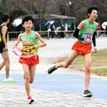 男子・稲美北　５区山口朔門（右）からたすきを受け取り走り出す６区八嶋純平＝奈良県橿原市運動公園