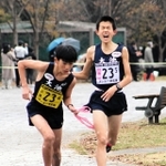 男子・大池　５区河内岳（右）からたすきを受け取る６区小室允人＝奈良県橿原市運動公園