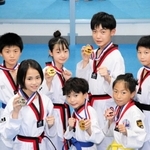 ３兄妹の野谷昊雅さん（後列右から２人目）、芽愛さん（同３人目）、絆心君（前列中央）ら全国大会のメダリスト７選手＝神戸市兵庫区中道通６