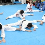 稽古の最後に柔軟運動。脚は驚くほど柔らかい＝神戸市兵庫区中道通６