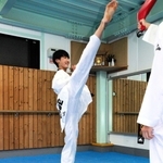 ミット蹴りに励む加藤貴士さん。足は高さ２メートルまで上がる＝神戸市兵庫区中道通６