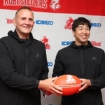 開幕に向けて意気込む神戸のホルテンヘッドコーチ（左）と橋本主将＝神戸市東灘区御影浜町（撮影・辰巳直之）