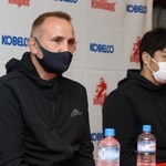 開幕に向けて意気込みを語る神戸のホルテンヘッドコーチ（左）と橋本主将＝神戸市東灘区御影浜町（撮影・辰巳直之）