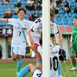 ＡＳハリマ－作陽高　後半、先制点を決めたエース千葉（10）に駆け寄るＡＳハリマの選手たち