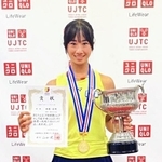 テニスの全日本ジュニア選手権で優勝した親和高の西村佳世＝８月、大阪市内（家族提供）