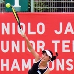 テニスの全日本ジュニア選手権でプレーする親和高の西村佳世＝８月、大阪市内（家族提供）