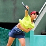 テニスの全日本ジュニア選手権でプレーする親和高の西村佳世＝８月、大阪市内（家族提供）