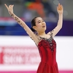 フィギュアスケート・ＧＰファイナルの女子フリーで演技を終え、観客の声援に応える三原舞依。初出場優勝を果たした＝10日、イタリア・トリノ（共同）