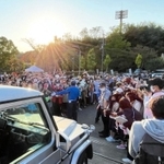 試合後、車で競技場を出る三浦知良を目当てに、出口付近に集まった大勢のファン＝１０月２３日、ロートフィールド奈良