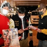 コベルコ神戸のマスコット「コーロクン」のかぶり物姿でＰＲした福本正幸チームディレクター（左）＝三宮センター街