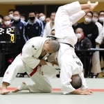 男子８１キロ級決勝　背負い投げで一本勝ちを決める育英の祝恵誠（左）