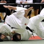 女子６３キロ級決勝　優勝した洲本の井高未伶（右）