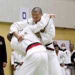 男子無差別級決勝　１９０センチの長身を生かして攻める神戸科技の前川直敬（右）