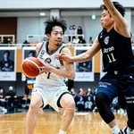 Ａ千葉-西宮　第３クオーター、ドリブルで攻める西宮の綱井（左）