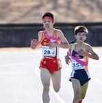 ５位でフィニッシュする男子・平岡のアンカー新妻昂己（２８）＝滋賀県希望が丘文化公園（撮影・坂井萌香）