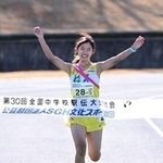 ２連覇を決め笑顔でフィニッシュする女子・稲美のアンカー吉川陽菜＝滋賀県希望が丘文化公園（撮影・坂井萌香）