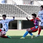 ＩＮＡＣ神戸-ＡＳハリマ　前半、シュートを放つＩＮＡＣ神戸の田中（右から２人目）＝三木市、三木総合防災公園陸上競技場