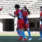 ＩＮＡＣ神戸-ＡＳハリマ　後半、勝ち越しゴールを決めて喜ぶＩＮＡＣ神戸の浜野（２３）ら＝三木市、三木総合防災公園陸上競技場
