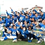 甲子園ボウル５連覇を果たし、笑顔で記念写真に納まる関学大の選手たち＝１８日午後、西宮市の甲子園球場（撮影・鈴木雅之）