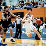 Ａ千葉-西宮　第４クオーター、ドリブルで攻める西宮の金田（右）（Ｃ）B.LEAGUE