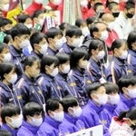 開会式に出席した西脇工の女子と男子の選手ら（中央）