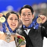 金メダルを手に笑顔を見せる村元哉中（左）と高橋大輔＝東和薬品ラクタブドーム