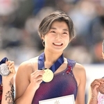 女子で優勝し、メダルを手に笑顔の坂本花織（中央）。左は２位の三原舞依、右は３位の島田麻央＝東和薬品ラクタブドーム＝東和薬品ラクタブドーム