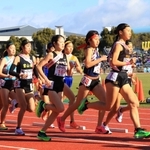 スタートする女子１区の選手たち＝２５日午前、京都市のたけびしスタジアム京都
