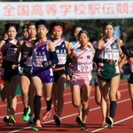 一斉にスタートする女子１区の選手たち＝２５日午前、京都市のたけびしスタジアム京都
