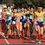 一斉にスタートする男子１区の選手たち＝２５日午後、京都市のたけびしスタジアム京都