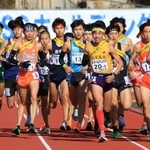 一斉にスタートする男子１区の選手たち＝２５日午後、京都市のたけびしスタジアム京都