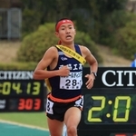 ６位でフィニッシュする男子・西脇工のアンカー上田翔大＝２５日午後、京都市のたけびしスタジアム京都
