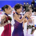 女子で優勝し、メダルを手に笑顔の坂本花織（中央）。左は２位の三原舞依、右は３位の島田麻央＝24日、東和薬品ラクタブドーム