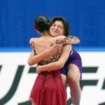 女子で優勝し、表彰式で三原舞依（手前）と抱き合う坂本花織＝24日、東和薬品ラクタブドーム