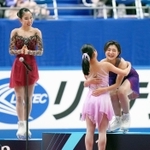 女子で優勝し、表彰式で島田麻央（手前）と抱き合う坂本花織。左は三原舞依＝24日、東和薬品ラクタブドーム