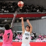 男子２回戦・報徳-桜丘　第４クオーター、３点シュートを放つ報徳の多田