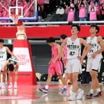 男子２回戦で延長の末に敗れ、ぼうぜんとする報徳メンバー